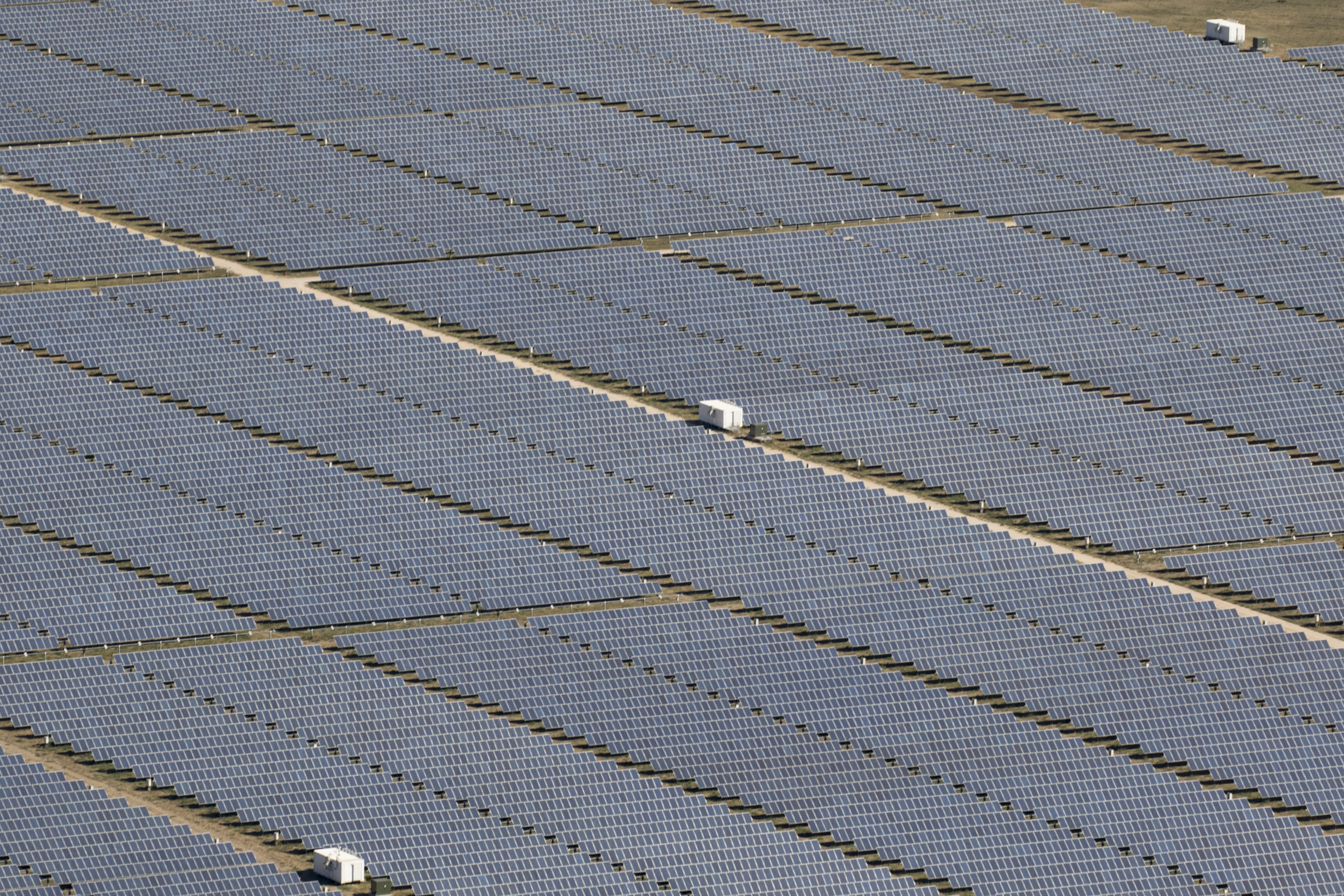 Large-scale solar power plant (albradenphoto.com)