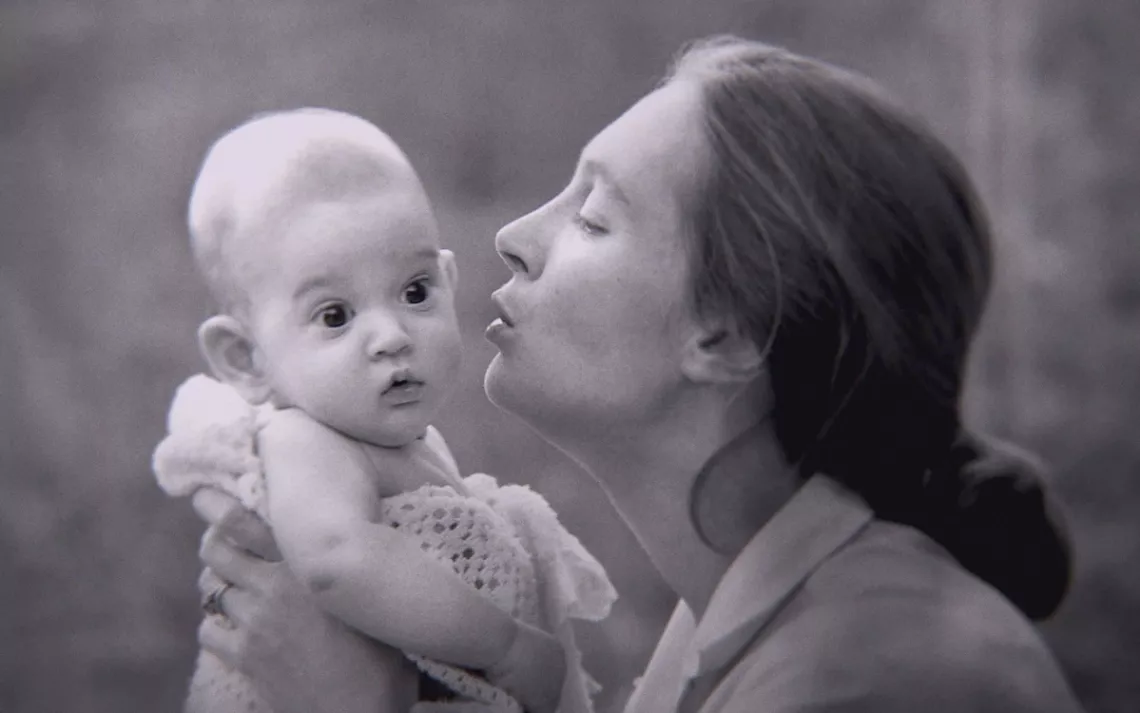 Jane Goodall kissing her son, "Grub" van Lawick.
