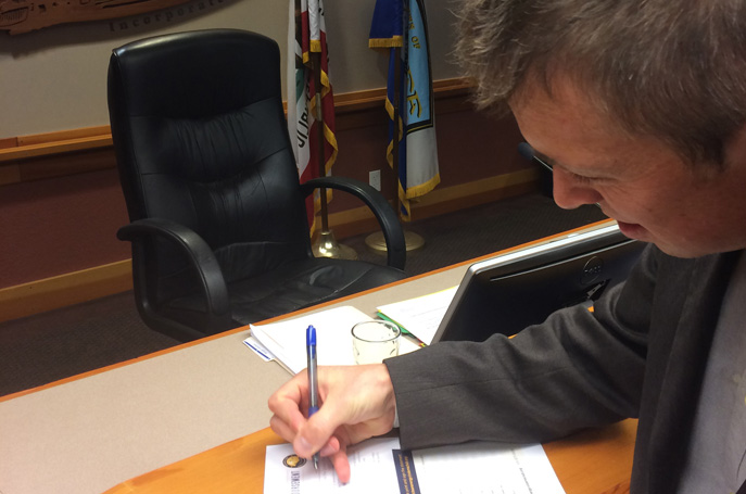 Mayor Goodwin signs the clean energy resolution
