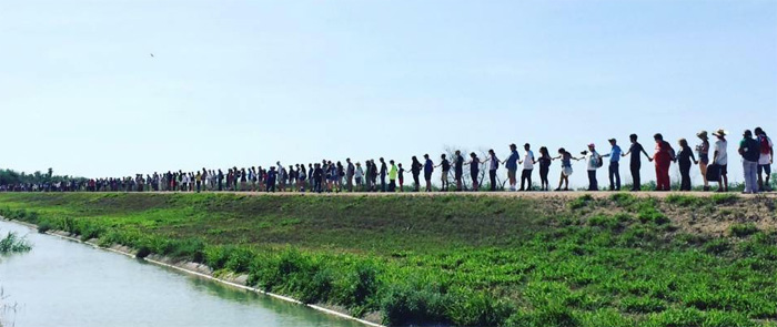 Human chain in Santa Ana National Wildlife Refuge