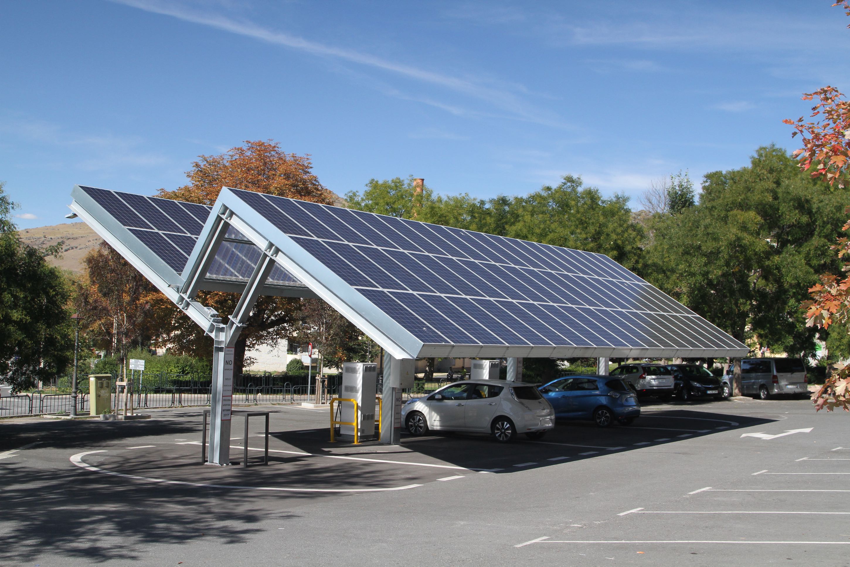 Electrolinera en La Granja de San Ildefonso, España/Solar charging station in La Granja de San Ildefonso, Spain Photo by Javier Sierra