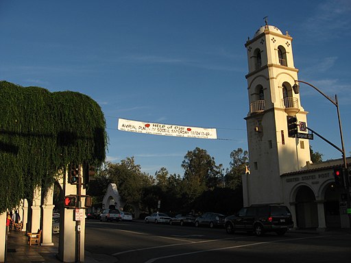 Street-scene in downtown Ojai, Southern California. Author Ken Lund, https://commons.wikimedia.org/wiki/File:Ojai,_California_(10).jpg 