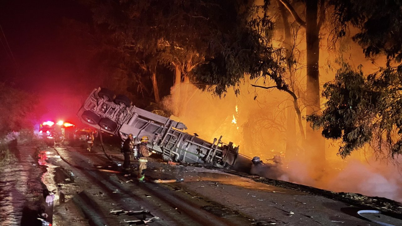 Oil tanker truck ignites fire off the road. Photo by Santa Barbara Fire Department