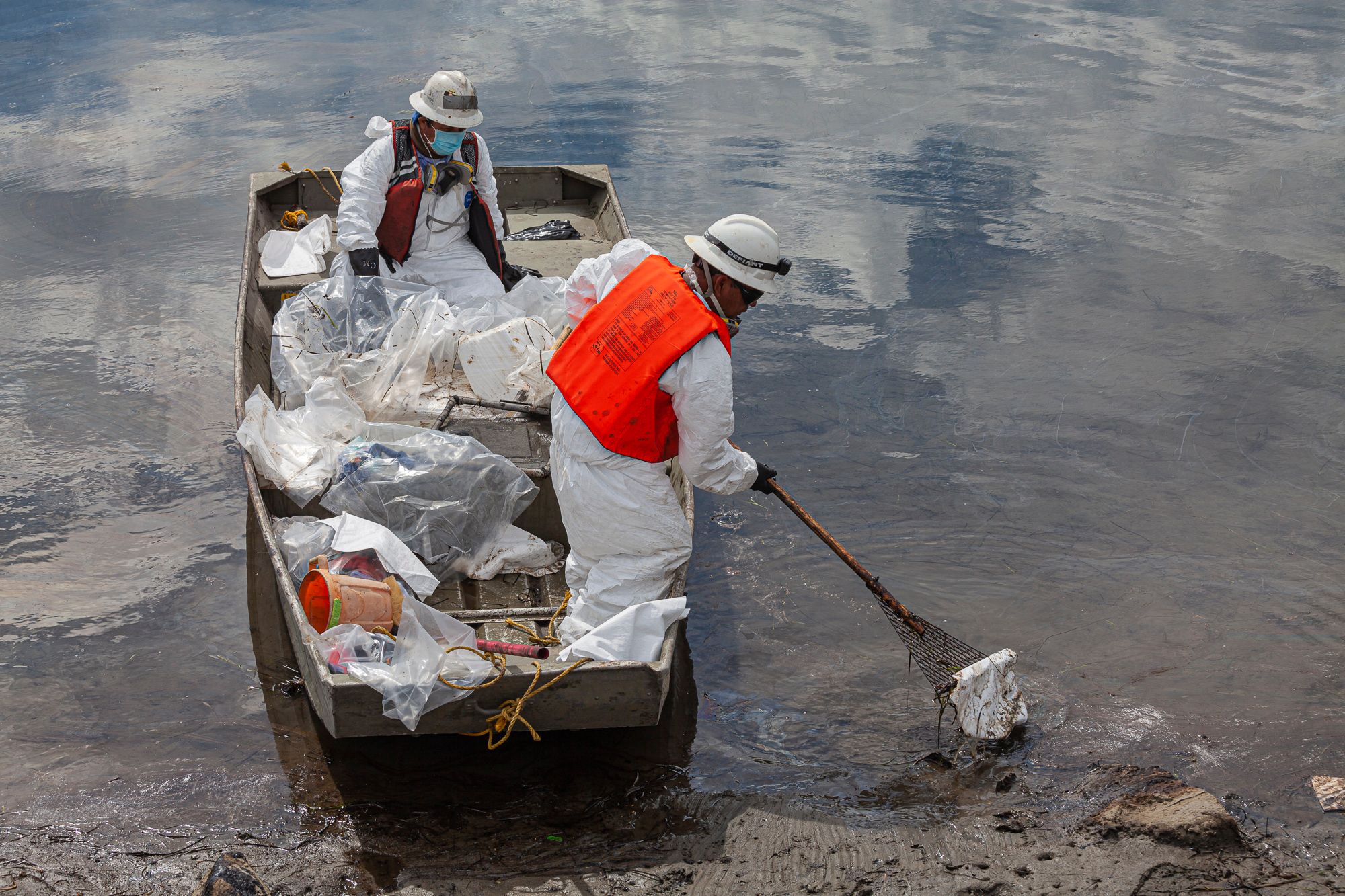 Oil Cleanup Workers at Huntington Beach, Courtesy of Peter Bennett, https://www.citizenoftheplanet.com/