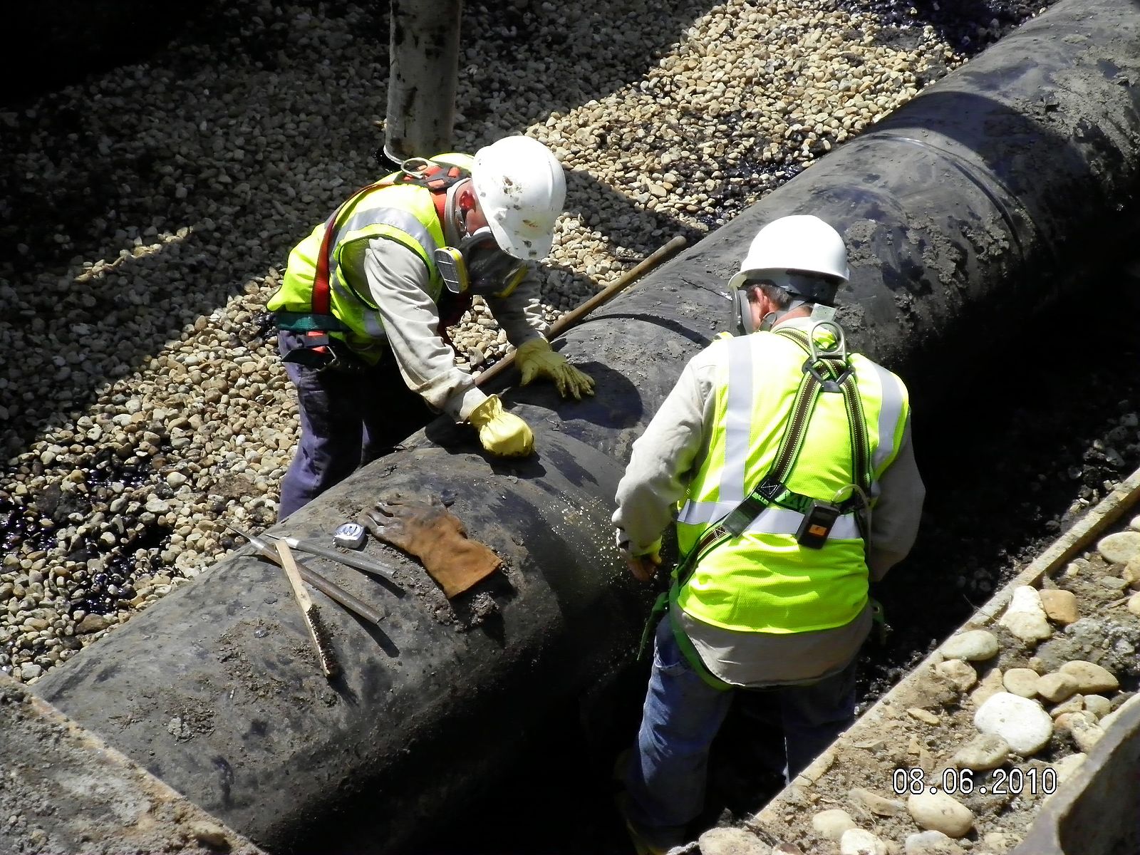 Workers fix a leaking pipeline