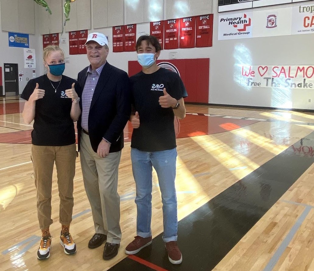 Two high school students giving thumbs up standing next to Rep Simpson