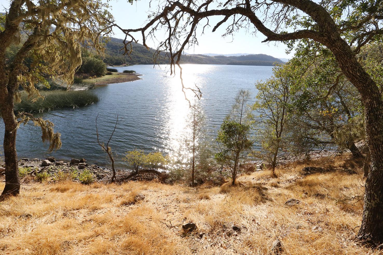 lake hennessey by Raphael Kluzniok