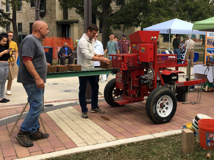 Earthen block fabrication machine