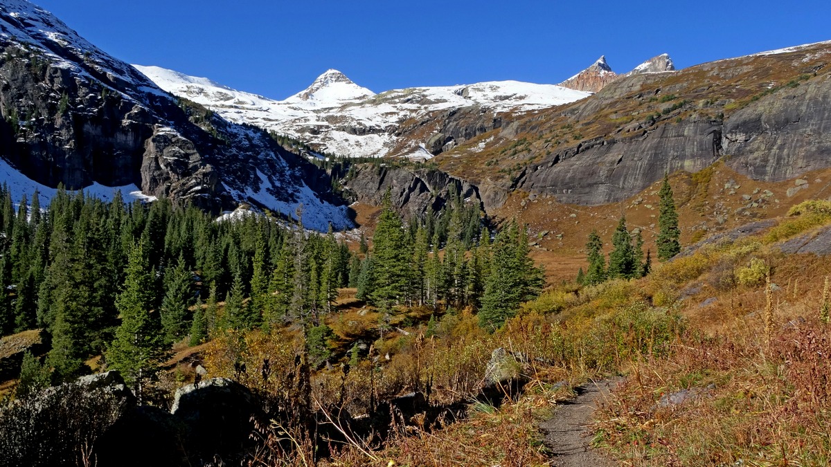 Trail into mountains and Ice Lake