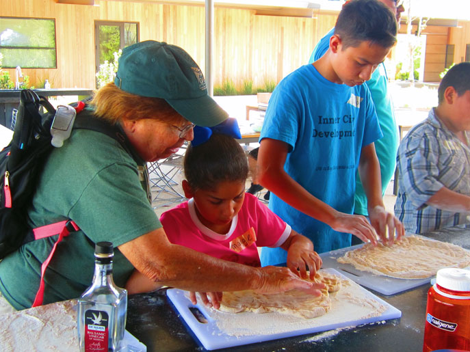 Kids making pizza