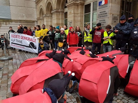 Snails Slug Into Paris, France Climate Week, Les Amis de la Terre Snails Slug Into Paris, France Climate Week, Les Amis de la Terre