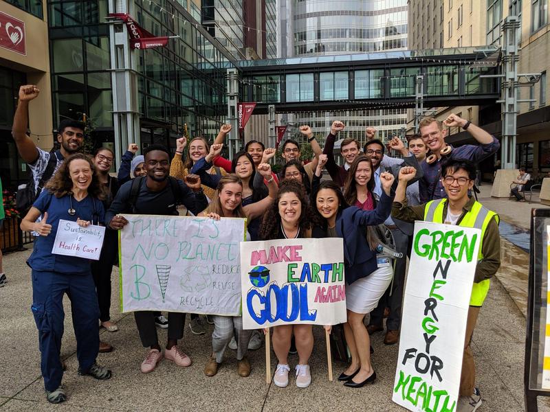 Students from Mayo Medical School show their support for climate action in Rochester, MN. Photo credit: Sierra staff.