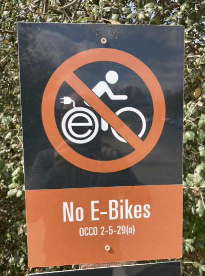 No E-Bikes sign at the entrance of Aliso Wood Canyon Parkl