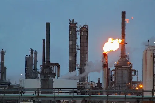 Industrial plant in Texas spews pollution and flames out of its chimneys