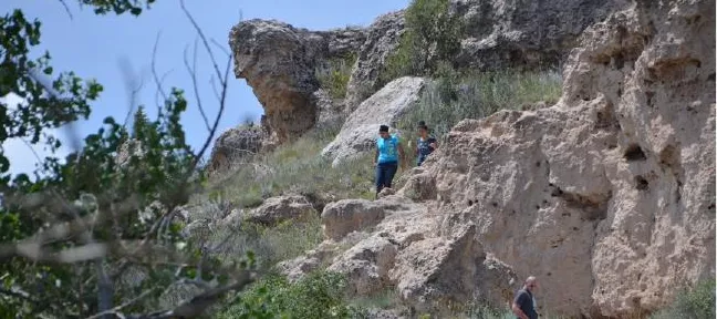 hikers on rocky bluff of Scott Lake