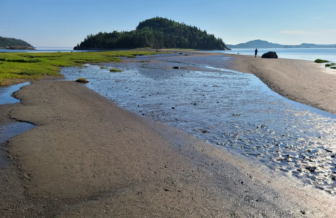 At the far northeast corner of Du Bic, upper center is Island of Loves, at low tide.