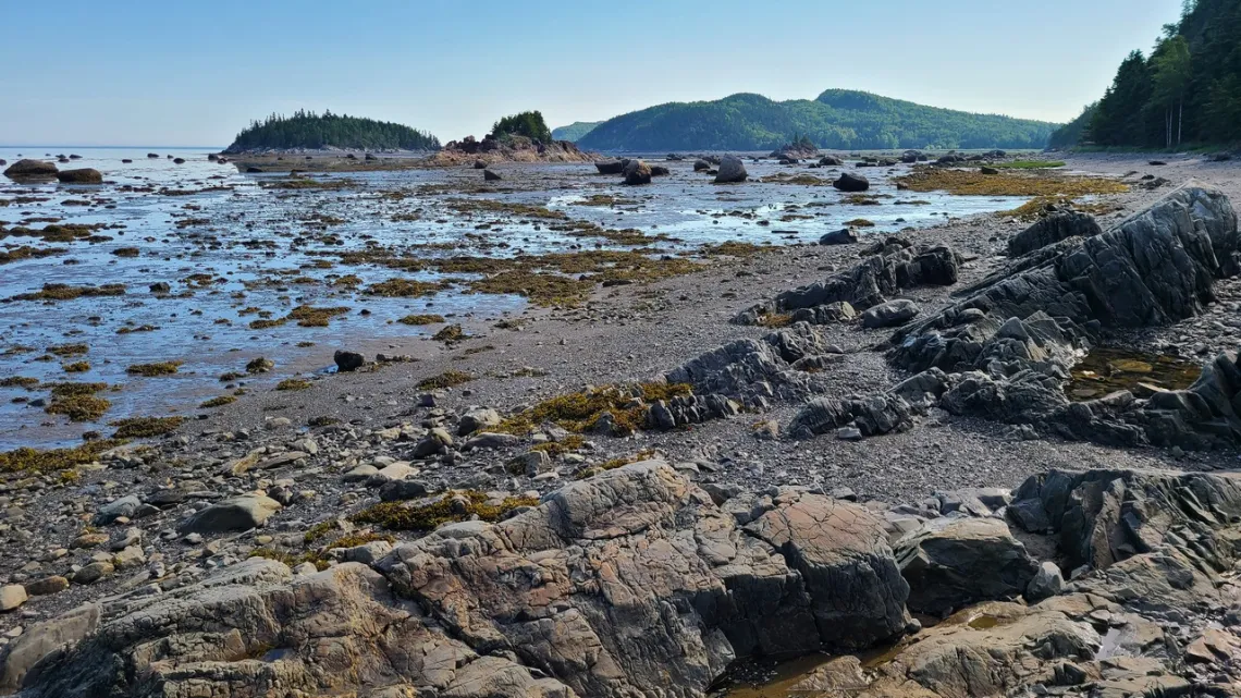 In Du Bic at the east corner of the peninsula, a rocky coastal area