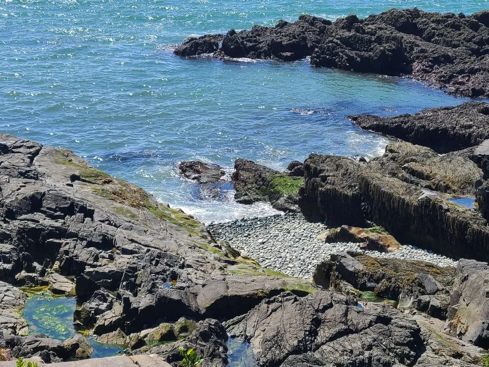 The rock left looks like slate due to the fracturing, upper right looks like a lava flow