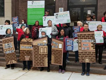 Demonstrators in Favor of Bill 13-22 for comprehensive building decarbonization