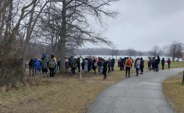 photo of group of individuals getting ready to hike 