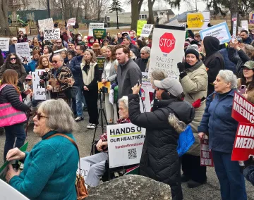 Large crowd at rally in Tarrytown