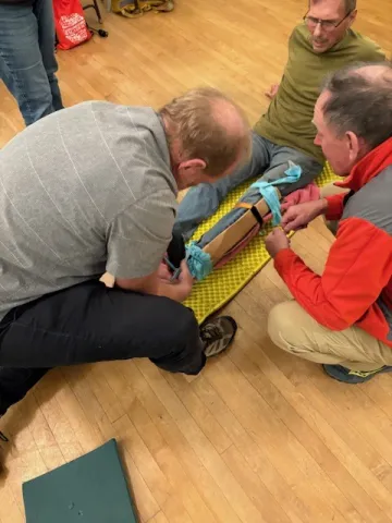 Practicing making a splint during first aid training for outings leaders