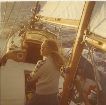 Lindi Doud steering a sailboat