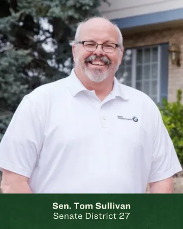 Headshot of Tom Sullivan in front of a beige home 