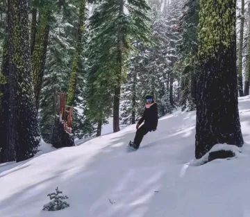 Image of Joyce snowboarding