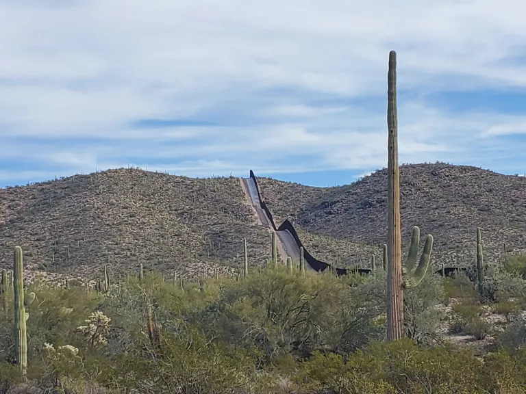 Photo of the Border wall in AZ/Mexico By Erick Meza