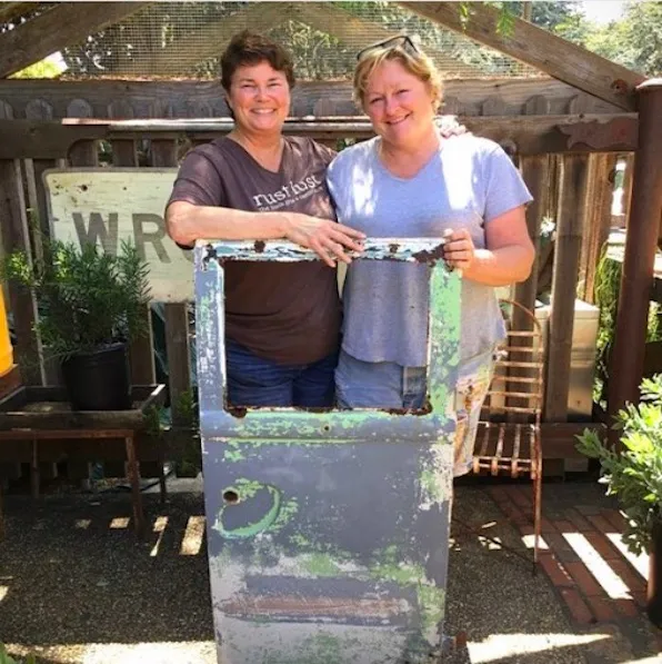 Junkgirls Melissa James and Jenny Kompolt