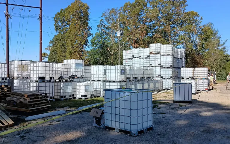 About 50 tanks of emergency water piled up, waiting for home delivery
