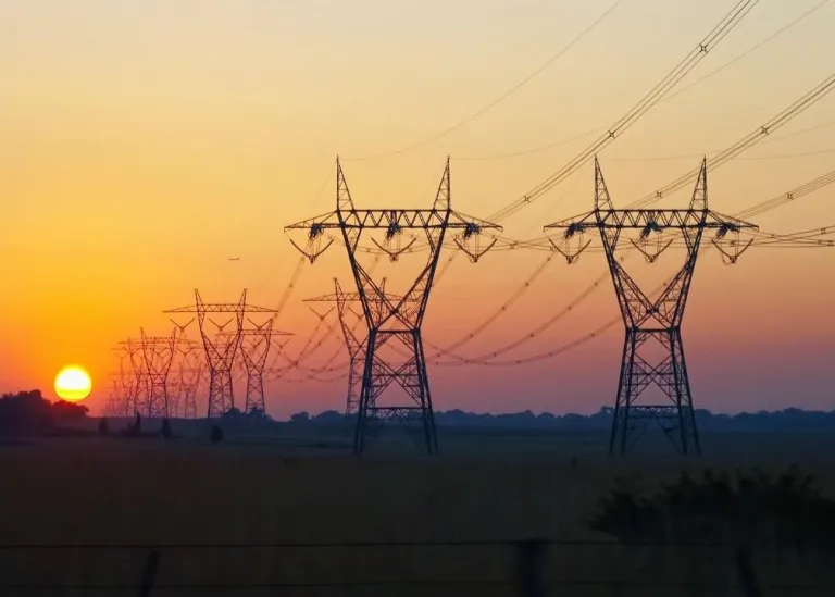 power lines-INIGO SKIES PHOTOGRAPHY-sciencemag.jpg