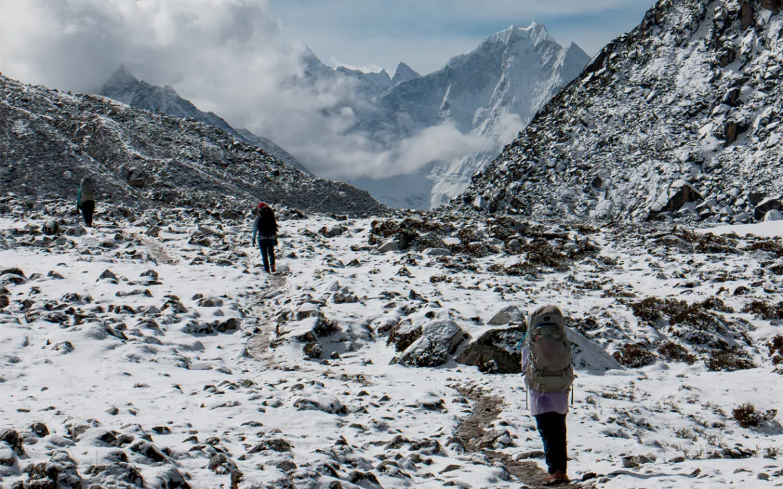 The girls descend from Gokyo village. 