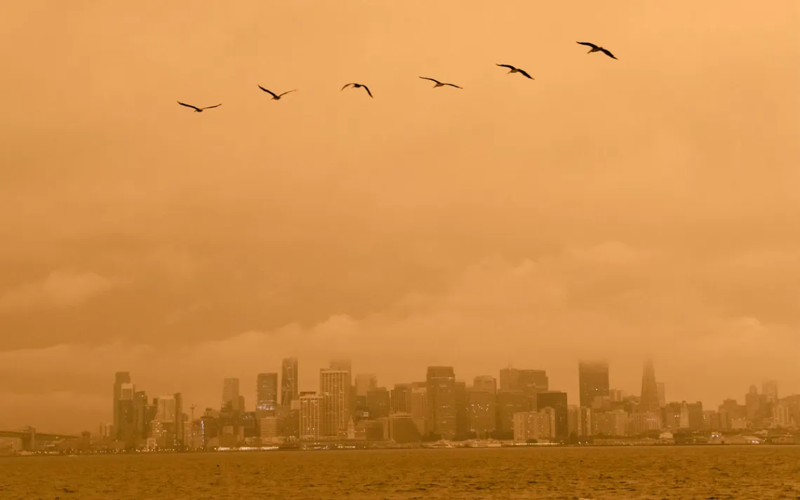Smoke from wildfires in California covers buildings on the San Francisco skyline. Photographer: Michael Short/Bloomberg