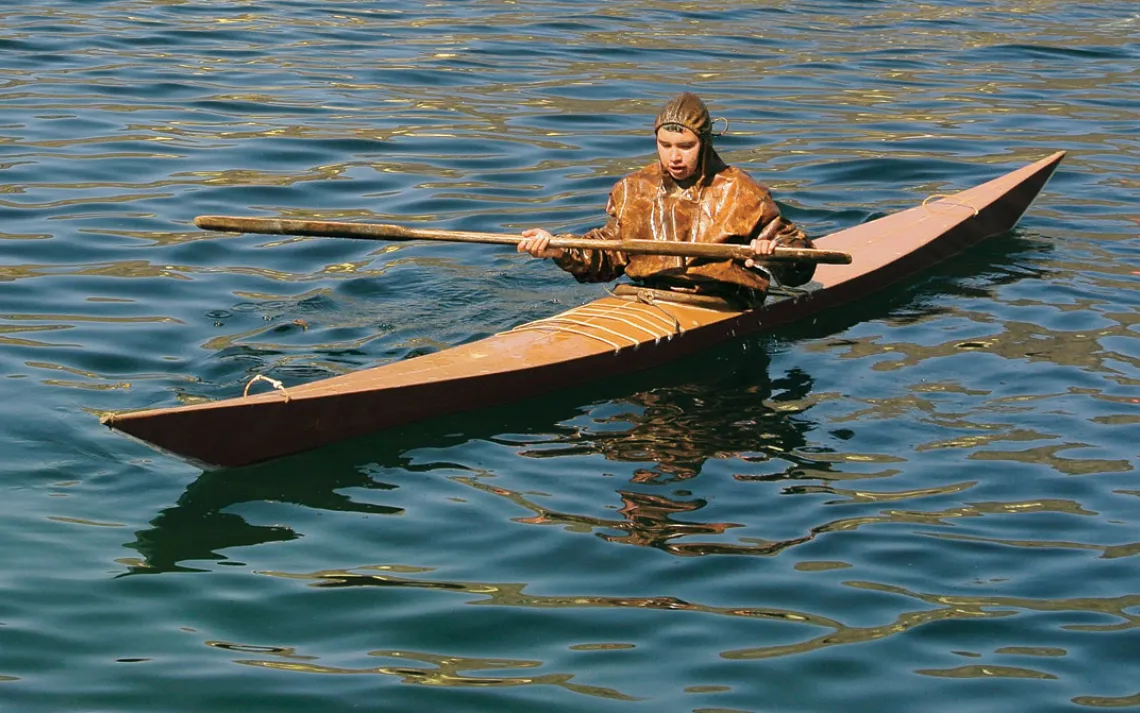 A Greenlander prepares to attempt a "holding the paddle in the crook of your arm" roll (pakassummilugu unermillugu).