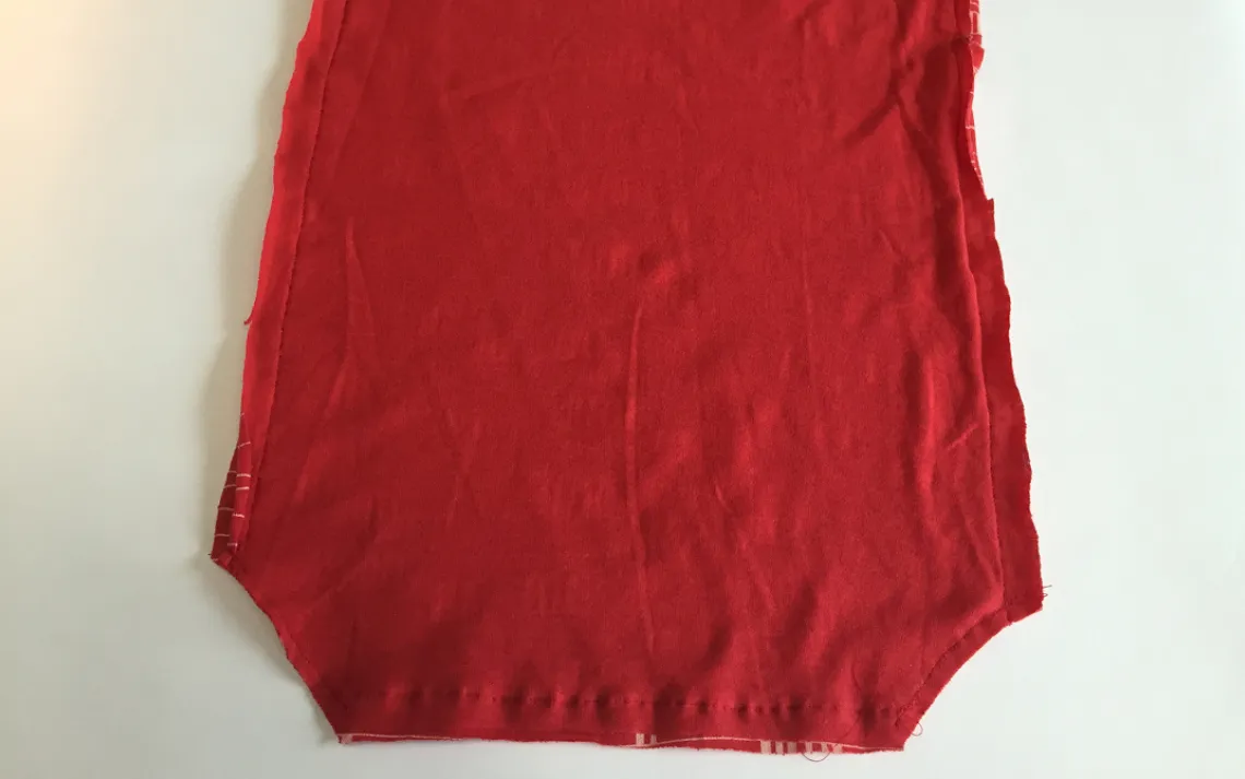 If you like, round the corners at the bottom of the bag: draw a diagonal line across one corner, sew along it and then snip off the excess fabric. Repeat with the other corner. 
