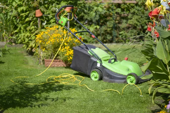 Electric lawnmower