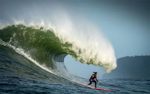 Bianca Valenti surfing