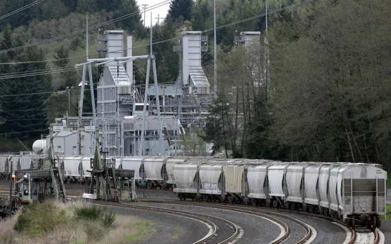 In this file photo taken April 29, 2011, rail cars are parked on tracks at the coal-burning TransAlta plant, near Centralia, Wash. Washington state’s largest polluters released 30 percent more greenhouse gases in 2013 than the previous year, according to the latest data by the U.S. Environmental Protection Agency. The TransAlta plant, the state’s only coal-fired power plant, lead the way, releasing 7.5 million metric tons of carbon dioxide and other gases blamed for global warming. 