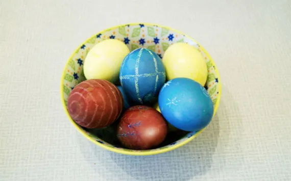 How to dye your eggs naturally.