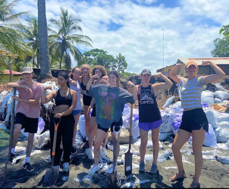 Students in Costa Rica community service