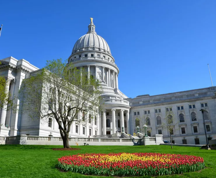 Wisconsin_State_Capitol_Building_during_Tulip_Festival.jpg