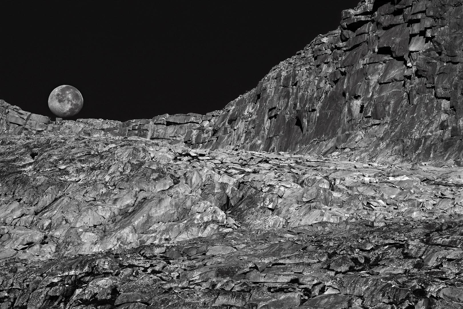 Moonset, near Donahue Pass