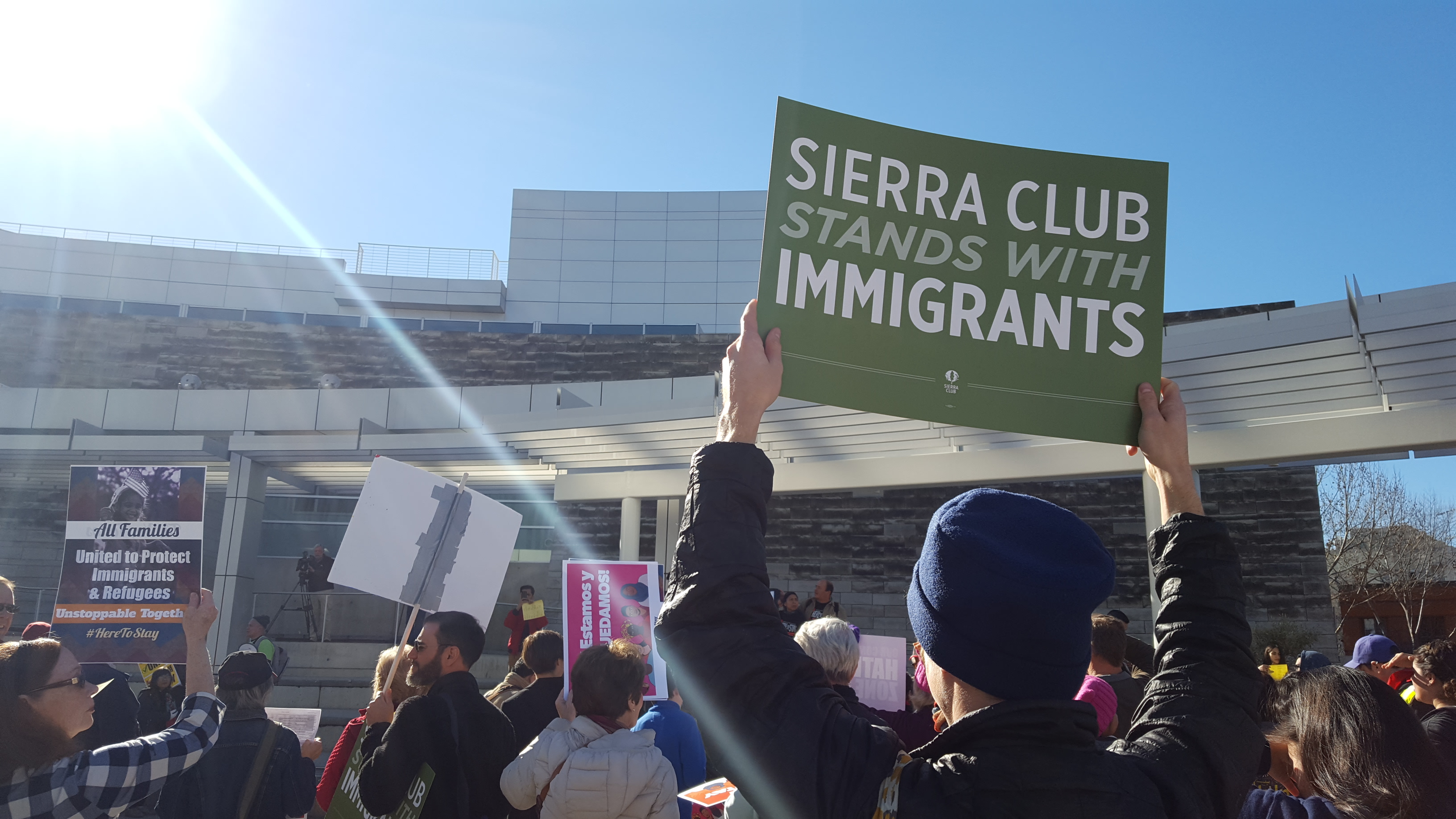 El Presidente Donald Trump —quien completó una de las campañas más xenofóbicas en la historia reciente de Estados Unidos, prometiendo deportaciones en masa y la construcción de un muro fronterizo— amenaza la seguridad de millones de nuestros amigos, famil
